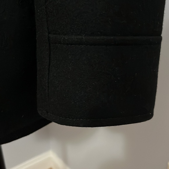 6 button D/B Hugo by Hugo Boss. 32” car coat size 40. Has red stitch detailing - Picture 6 of 14